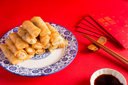 春卷摄影照片_年夜饭春卷年味餐饮美食除夕春节新年摄影图配图