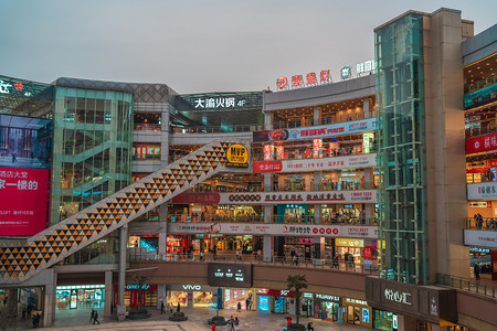 武汉城市商圈夕阳商场光谷步行街直视摄影图配图