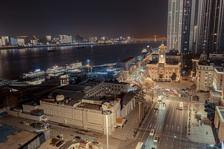 交通马路摄影照片_武汉城市交通夜晚交通建筑群沿江大道航拍摄影图配图