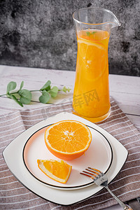 鲜榨果汁摄影照片_橙子水果橙汁营养健康摄影图配图
