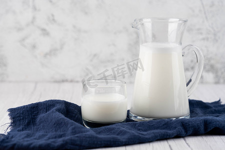 白色的玻璃杯摄影照片_早餐早上牛奶饮品室内饮品摄影图配图