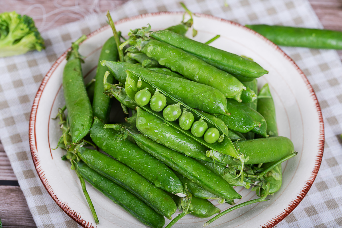 蜜豆甜豆甜豌豆餐桌食材摄影图配图高清摄影大图 千库网