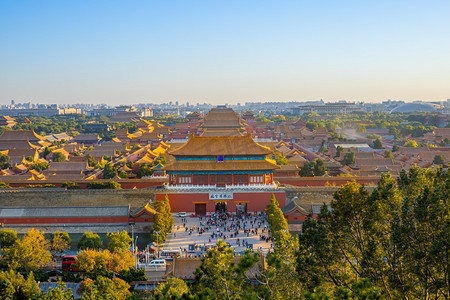 大气地产开盘摄影照片_北京夕阳故宫紫禁城游客摄影图配图