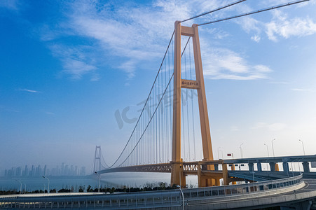 城市仰拍摄影照片_武汉城市建筑白天桥杨泗港大桥航拍摄影图配图