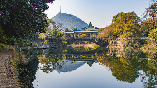 广西三月三摄影照片_独秀峰景区早晨桂林独秀峰景区桂林景区按快门摄影图配图