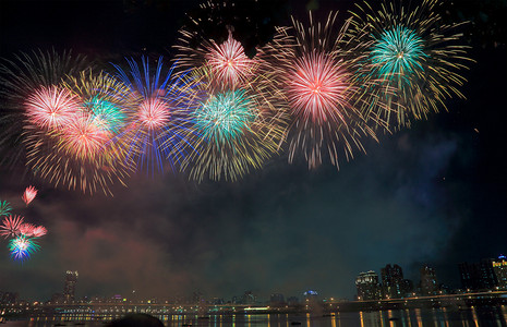 春节元旦祝福摄影照片_夜空燃放的烟花夜晚烟花室外抓拍摄影图配图