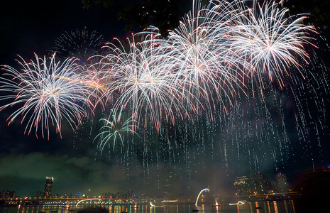 国庆放假通知摄影照片_香港跨年烟花夜晚烟花夜景抓拍摄影图配图