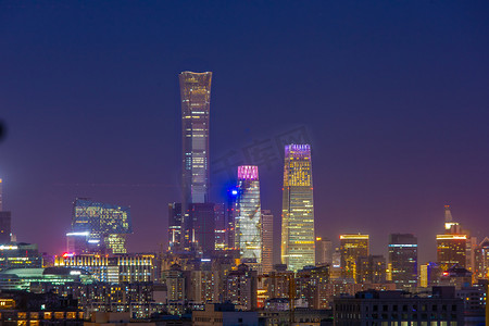 梦幻夜店摄影照片_北京夜晚国贸建筑灯光闪烁摄影图配图