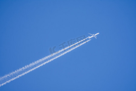 烟雾摄影照片_旅行中午飞机天空飞行摄影图配图
