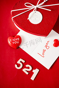爱心礼盒红色摄影照片_情人节红色浪漫甜蜜摆拍摄影图配图