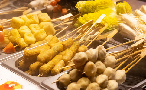 鱼丸汤卡通摄影照片_美食美味串串食材小吃摄影图配图