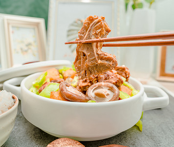 砂锅黄花鱼摄影照片_中餐美食夜晚砂锅排骨室内餐桌吃饭摄影图配图