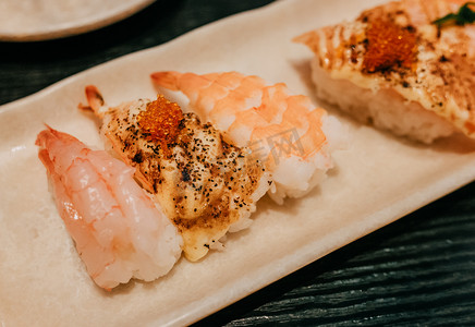 日式祥云底纹摄影照片_寿司美食日式料理食品美味摄影图配图