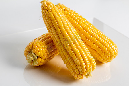 农副产品玉米摄影照片_农副产品棚拍三个玉米室内静物摄影图配图
