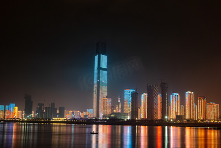 武汉城市夜景夜晚建筑群汉口江滩斜视摄影图配图
