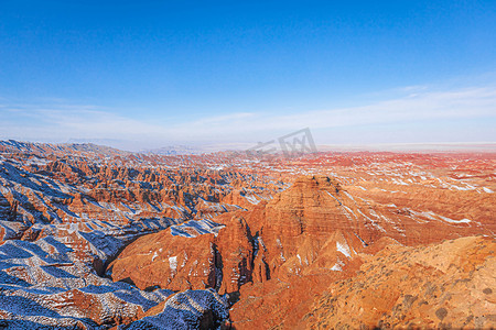 甘肃张掖晴天平山湖大峡谷雪后弯曲山谷摄影图配图