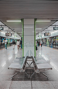 便捷交通摄影照片_城市建设地铁交通出行运输摄影图配图