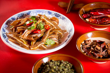 新年除夕年夜饭摄影照片_卤味卤菜摄影图配图