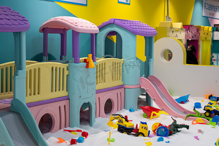 美式恐龙摄影照片_商场里的儿童娱乐设施室内玩具游乐场直视摄影图配图