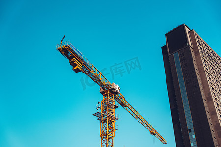 武汉写字楼摄影照片_武汉城市建筑晴天吊车光谷步行街仰视摄影图配图