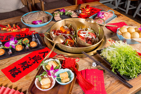 餐饮美食年味中国风鸳鸯锅清汤摄影图配图