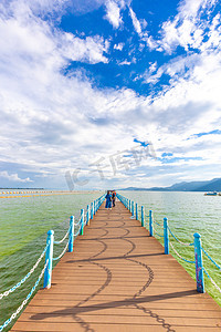 洱海旅游摄影照片_云南夏日海边苍山旅游摄影图配图