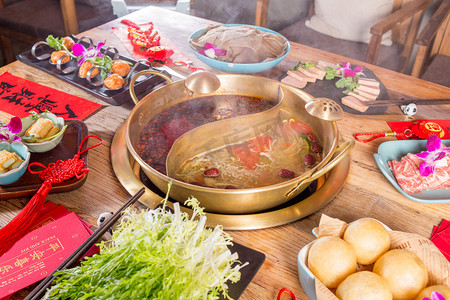 新年新中式摄影照片_鸳鸯锅蔬菜餐饮美食新年中国风摄影图配图