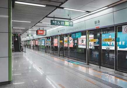 深圳交通摄影照片_地铁运输交通便捷出行摄影图配图