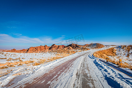 甘肃张掖平山湖大峡谷雪景道路摄影图配图