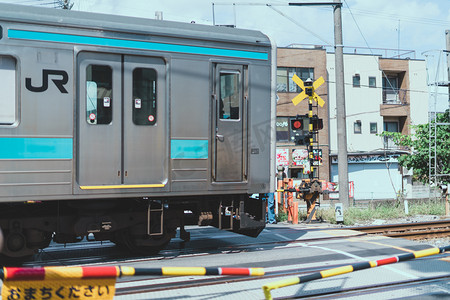 交通轨道摄影照片_JR电车白天上午电车轨道日本电车站旅拍摄影图配图