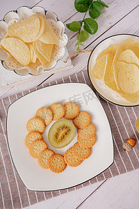 休闲零食食品薯片饼干美味摄影图配图