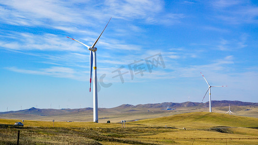 蓝色地球光圈摄影照片_风力发电新能源白天风车草原发电摄影图配图