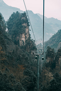 电影影摄影照片_缆车白天山川山顶旅拍摄影图配图