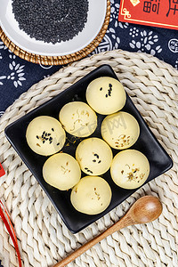 中式传统佳节芝麻汤圆小吃甜品美食摄影图配图