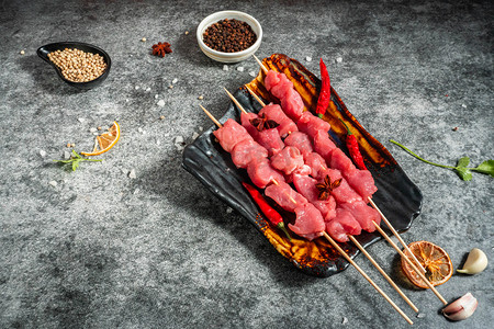 餐饮美食烤串晚餐一盘肉串烧烤摊烧烤摄影图配图