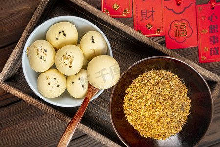 中式传统美食勺子里的汤圆桂花甜品食材摄影图配图