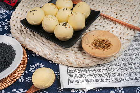 芝麻汤圆摄影照片_美食甜点大黄米芝麻汤圆手工食品摄影图配图