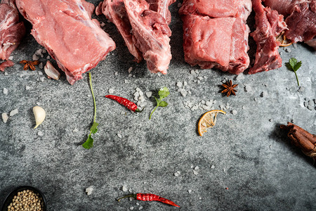 大叔和小鲜肉摄影照片_餐饮食材日常鲜肉厨房烹饪摄影图配图