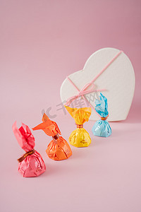 酒礼盒摄影照片_巧克力礼盒礼物甜食糖果摄影图配图