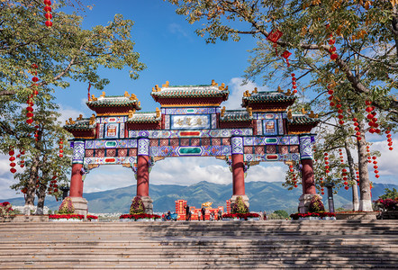 大明湖牌坊摄影照片_旅游七星岩牌坊广场古建筑景色风景摄影图配图