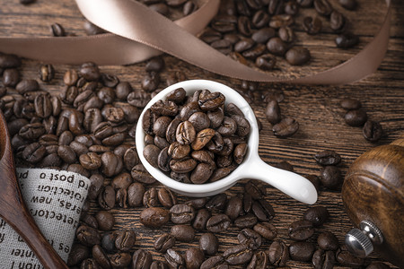咖啡饮料咖啡豆木桌摆放摄影图配图