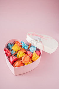 酒礼盒摄影照片_糖果零食巧克力礼盒礼物摄影图配图