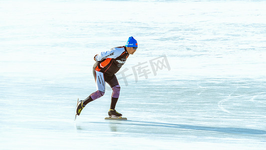 单人滑冰上午人物冰场运动摄影图配图