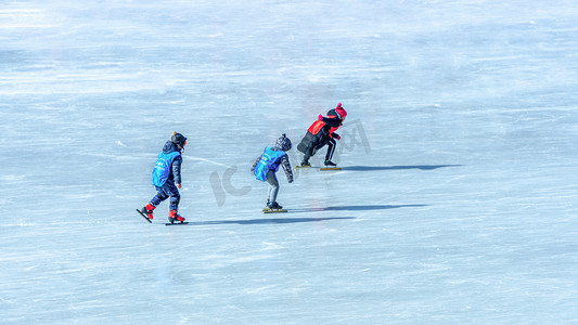 滑冰儿童上午儿童冰场运动摄影图配图