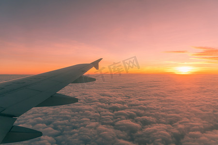 飞机机翼摄影照片_机翼夕阳落日飞机旅行摄影图配图