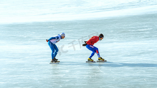 春季新品促销摄影照片_春季滑冰上午人物冰场运动摄影图配图