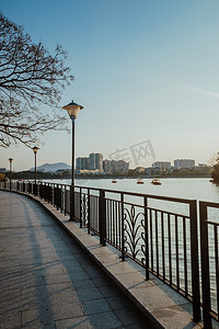 景色山水摄影照片_湖边绿道黄昏散步游湖景色摄影图配图