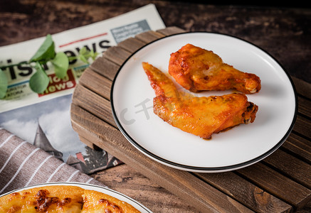 碳烤鸡胗串摄影照片_奥尔良烤翅下午茶美食食品美味摄影图配图