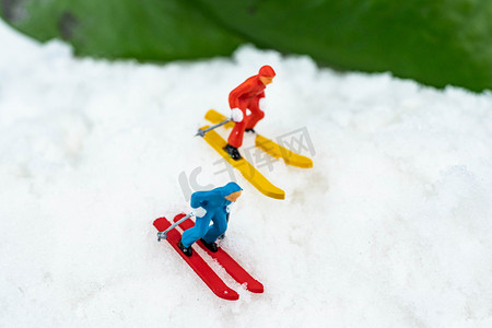 小人滑雪白天小人滑雪雪橇雪地室外小人滑雪摄影图配图