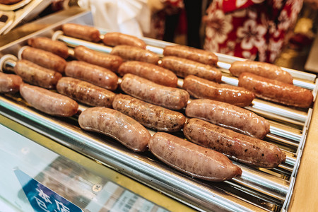 烧烤摊位摄影照片_热狗香肠美食夜市小吃摄影图配图